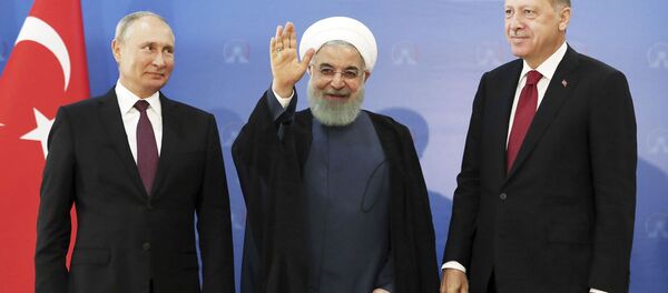 Prezident Irana Xasan Ruxani, Prezident Rossii Vladimir Putin i prezident Tursii Redjep Tayip Erdogan - Sputnik O‘zbekiston