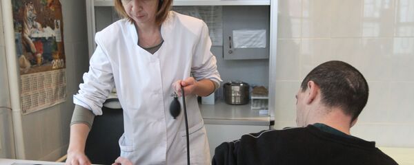 Врач измеряет давление - Sputnik Узбекистан