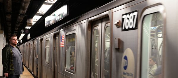 Пассажир на станции Нью-йоркского метрополитена. - Sputnik Узбекистан