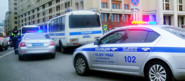 Автомобили полиции на одной из улиц в Москве Автомобили полиции на одной из улиц в Москве - Sputnik Ўзбекистон