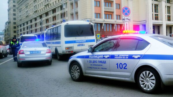 Avtomobili politsii na odnoy iz ulits v Moskve - Sputnik Oʻzbekiston