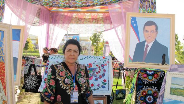 Ойжамол Сатторова вышила портрет Шавката Мирзиёева - Sputnik Узбекистан