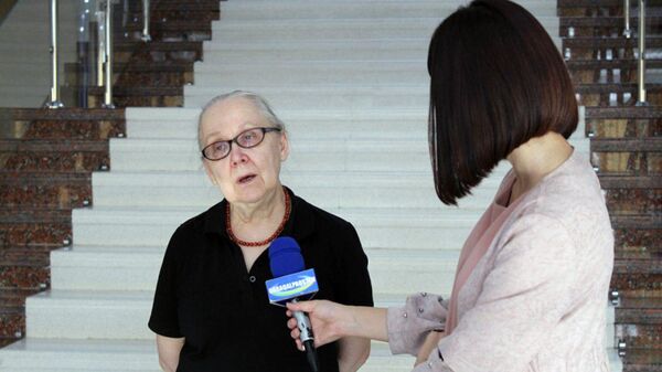 Российский реставратор Кошкина восстанавливает картину Баба с ведрами Российский реставратор Кошкина восстанавливает картину Баба с ведрами - Sputnik Узбекистан