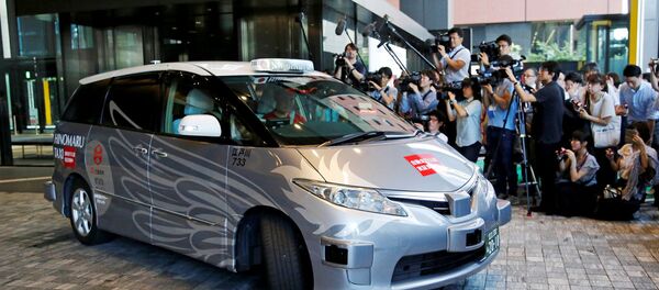 Старт испытаний беспилотных такси с пассажирами на борту в Токио, Япония. 27 августа 2018 - Sputnik Ўзбекистон