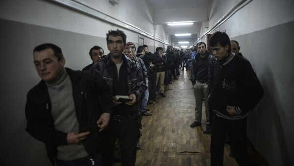 Иностранные рабочие во время проверки документов - Sputnik Узбекистан