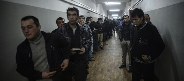 Иностранные рабочие во время проверки документов - Sputnik Узбекистан