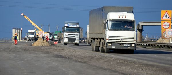 Грузовые автомобили на трассе - Sputnik Узбекистан