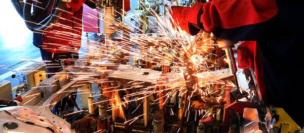 Avtomobil ishlab chiqarish korxonasida payvandlash ishlari Avtomobil ishlab chiqarish korxonasida payvandlash ishlari - Sputnik O‘zbekiston