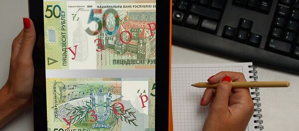Образцы банкнот на экране планшета - Sputnik Узбекистан