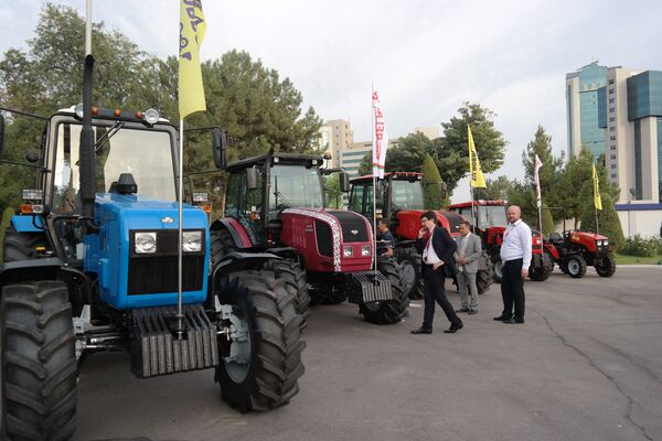 Белорусские тракторы на выставке в Ташкенте - Sputnik Узбекистан