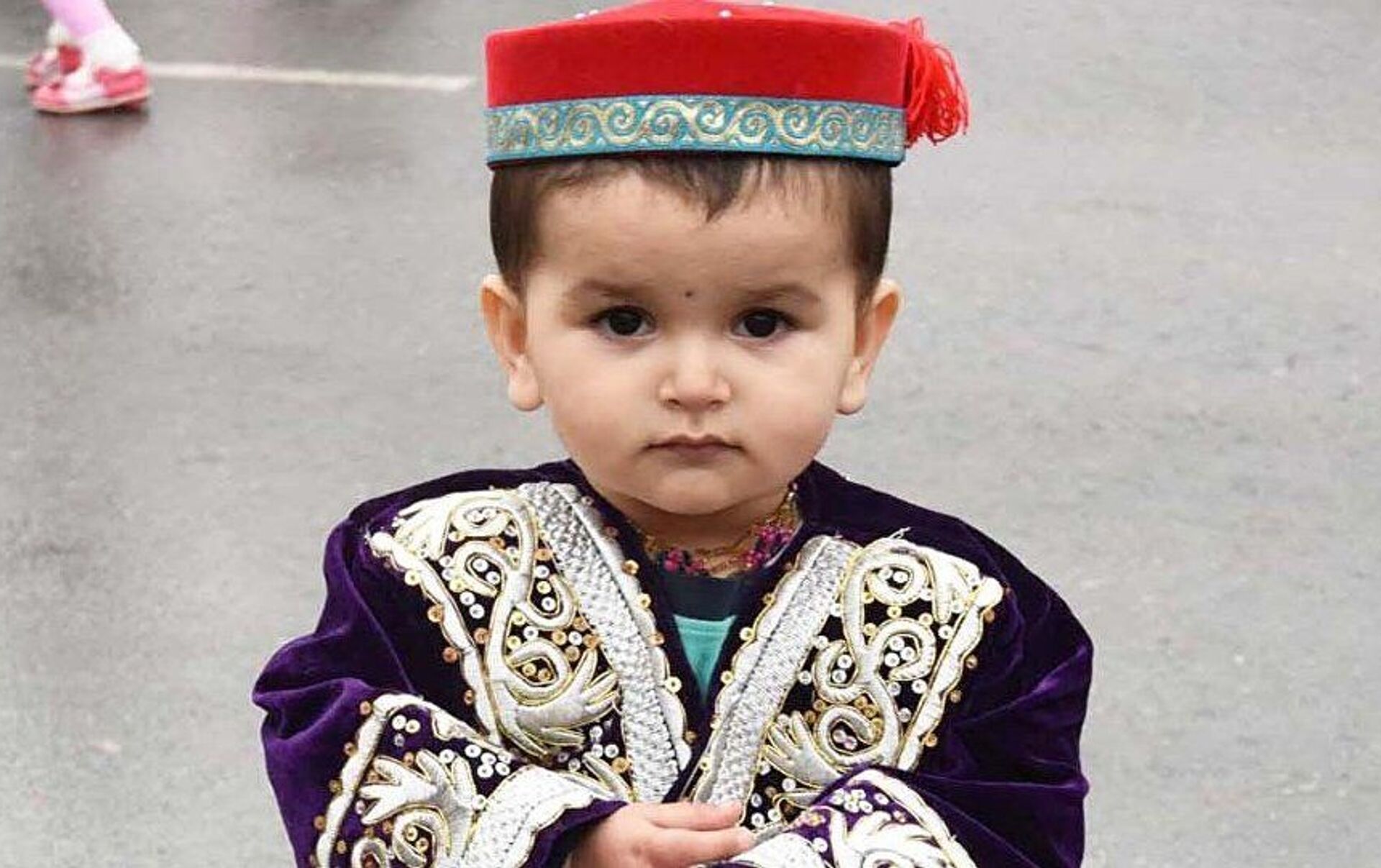 Таджикский и узбекский языки. Таджикистанский мальчишка. Маленький таджик. Таджикский мальчик. Маленькие таджикские дети.