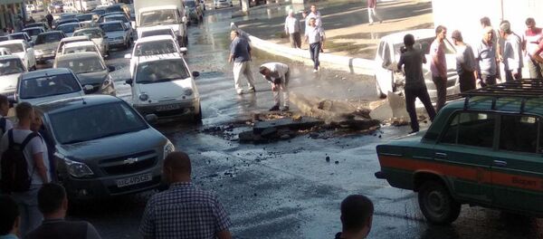 В Ташкенте на улице Катартал проравало тепломагистраль В Ташкенте на улице Катартал проравало тепломагистраль - Sputnik Узбекистан