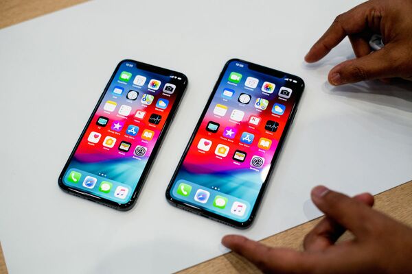 Новинки iPhone Xs и iPhone Xs Max получили диагональ экрана в 5,8 дюйма и 6,5 дюйма соответственно с разрешением 2,7 миллиона пикселей. Модель iPhone Xs будет стоить от 999 долларов, а iPhone Xs Max — не менее 1099 долларов. - Sputnik Узбекистан