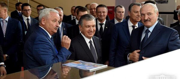 В Узэкспоцентре открылась выставка продукции белорусского производства. Выставку посетили Президент Республики Узбекистан Шавкат Мирзиёв и Президент Республики Беларусь Александр Лукашенко В Узэкспоцентре открылась выставка продукции белорусского производства. Выставку посетили Президент Республики Узбекистан Шавкат Мирзиёв и Президент Республики Беларусь Александр Лукашенко - Sputnik Ўзбекистон