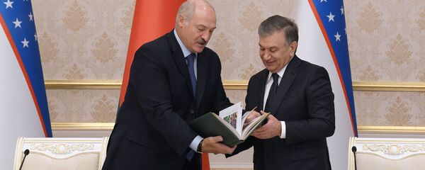 Президенты Узбекистана и Беларуси Шавкат Мирзиёев и Александр Лукашенко Президенты Узбекистана и Беларуси Шавкат Мирзиёев и Александр Лукашенко - Sputnik Узбекистан