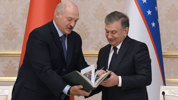 Prezidenti Uzbekistana i Belarusi Shavkat Mirziyoyev i Aleksandr Lukashenko - Sputnik O‘zbekiston