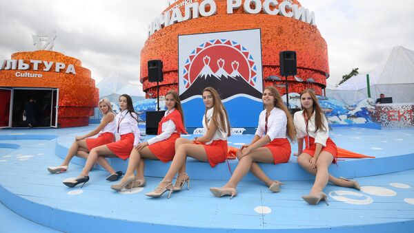 Девушки у павильона - Sputnik Узбекистан