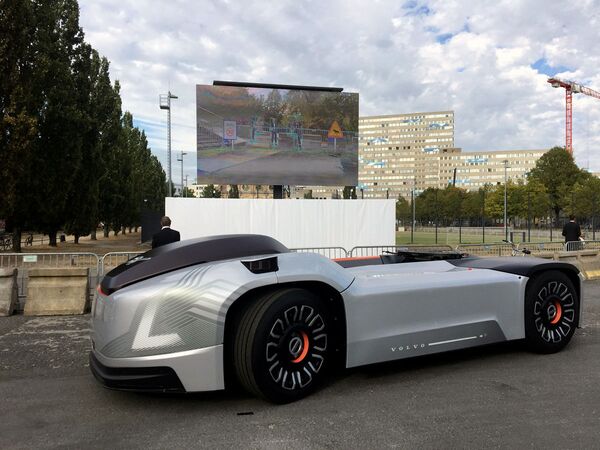 Самоуправляемый электрический грузовик без кабины Vera от концерна Volvo во время презентации в Берлине, Германия - Sputnik Узбекистан