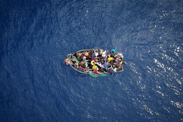 Лодка с мигрантами, севшая на мель в Гибралтарском проливе. - Sputnik Узбекистан