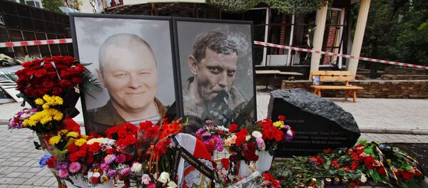 Мемориальный камень на месте гибели А. Захарченко в Донецке Мемориальный камень на месте гибели А. Захарченко в Донецке - Sputnik Узбекистан