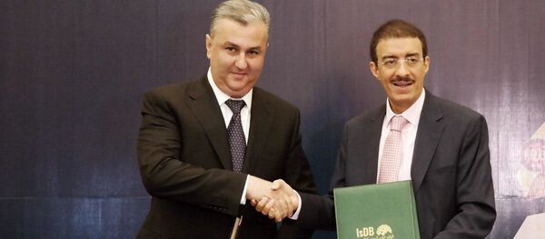 Председатель Госкомитета по инвестициям Узбекистана Сухроб Холмурадов и президент ИБР Бандар Хаджар - Sputnik Узбекистан