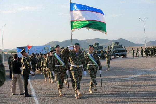 Совместные узбекско-таджикские военные учения начались в Согдийской области - Sputnik Узбекистан