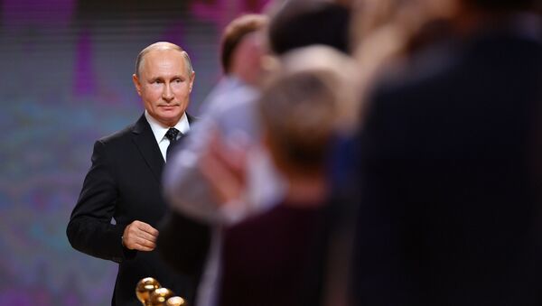  Vladimir Putin na seremonii ofitsialnogo vstupleniya v doljnost mera Moskvi Sergeya Sobanina v Moskovskom konsertnom zale Zaradye - Sputnik O‘zbekiston