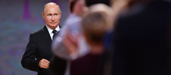 Владимир Путин на церемонии официального вступления в должность мэра Москвы Сергея Собянина в Московском концертном зале Зарядье Владимир Путин на церемонии официального вступления в должность мэра Москвы Сергея Собянина в Московском концертном зале Зарядье - Sputnik Ўзбекистон