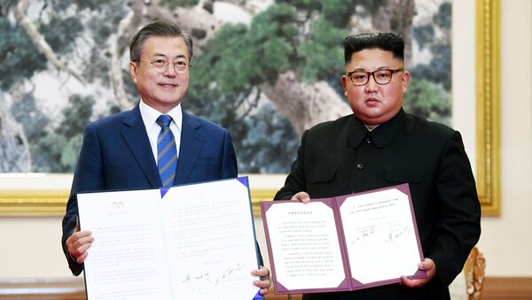 Президент Южной Кореи Мун Чжэ Ин и лидер Северной Кореи Ким Чен Ын  - Sputnik Узбекистан