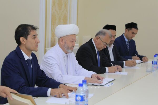 АҚШ диний эркинлик бўйича элчиси ЎМИ раҳбарлари билан учрашди АҚШ диний эркинлик бўйича элчиси ЎМИ раҳбарлари билан учрашди - Sputnik Ўзбекистон