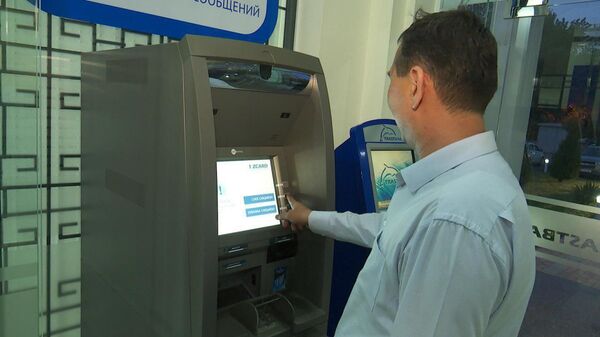 Без выходных и перерыва: Трастбанк открыл круглосуточные банкоматы - Sputnik Узбекистан