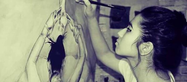 Художница Марифат Давлатова за работой Художница Марифат Давлатова за работой - Sputnik Узбекистан