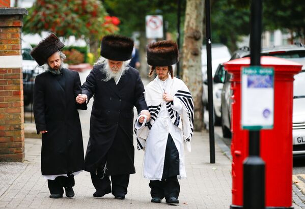 Евреи на Стэмфорд-Хилл в Йом-Киппур, в Лондоне, Великобритания. - Sputnik Узбекистан
