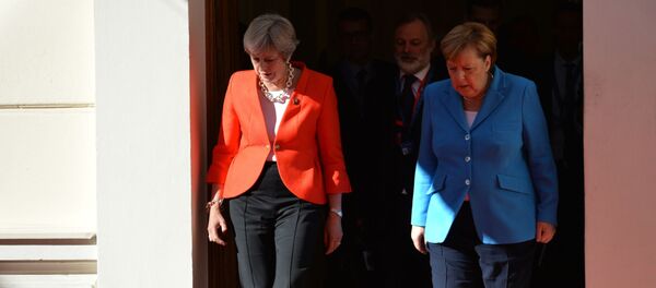  Премьер-министр Великобритании Тереза Мэй (слева) и канцлер Германии Ангела Меркель  - Sputnik Узбекистан