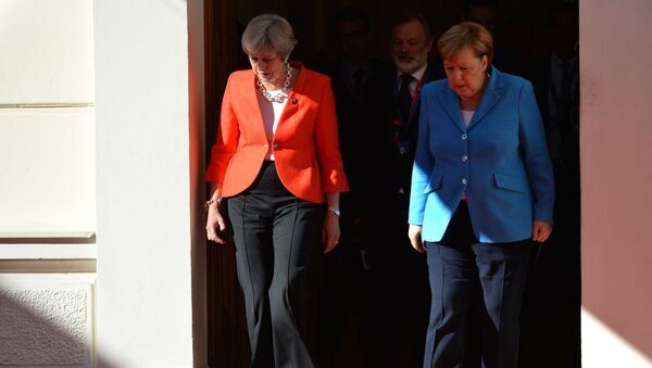  Премьер-министр Великобритании Тереза Мэй (слева) и канцлер Германии Ангела Меркель  - Sputnik Узбекистан