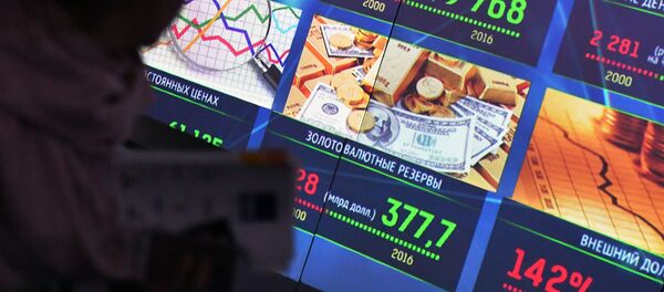 Девушка проходит мимо стенда с изображение американской валюты - Sputnik Узбекистан