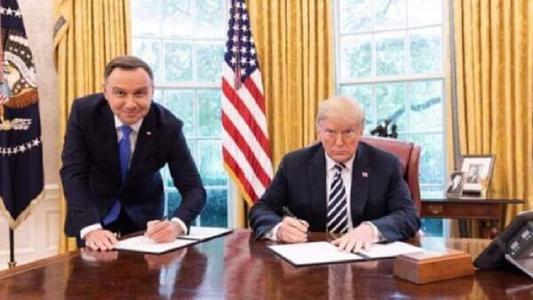Президент Польши Анджей Дуда с американским главой Дональдом Трампом - Sputnik Ўзбекистон