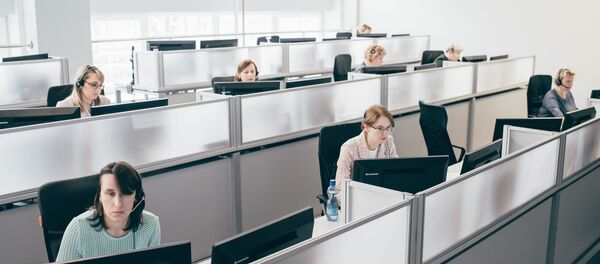 Доверенные лица президента РФ В. Путина приняли звонки на горячую линию - Sputnik Узбекистан