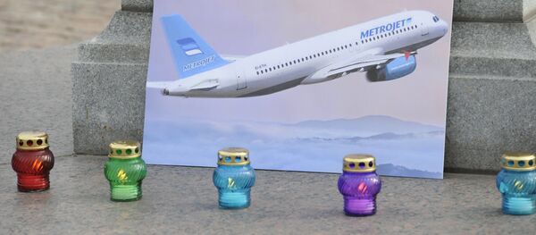 Лампадки со свечами по жертвам авиакатастрофы лайнера Airbus-321 Лампадки со свечами по жертвам авиакатастрофы лайнера Airbus-321 - Sputnik Узбекистан