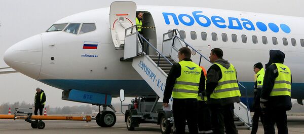 Техники у самолета российской низкобюджетной авиакомпании Победа Техники у самолета российской низкобюджетной авиакомпании Победа - Sputnik Ўзбекистон