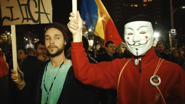 Жители Бухареста вышли на акцию протеста из-за пожара в клубе - Sputnik Узбекистан