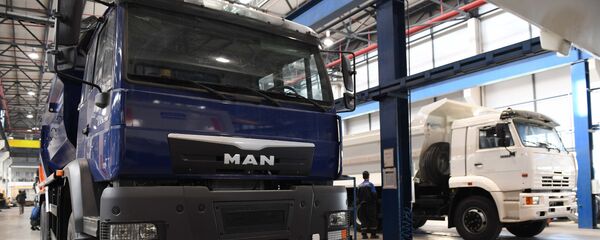 Грузовики MAN и КАМАЗ на автозаводе в Джамбае Самаркандской области Грузовики MAN и КАМАЗ на автозаводе в Джамбае Самаркандской области - Sputnik Узбекистан