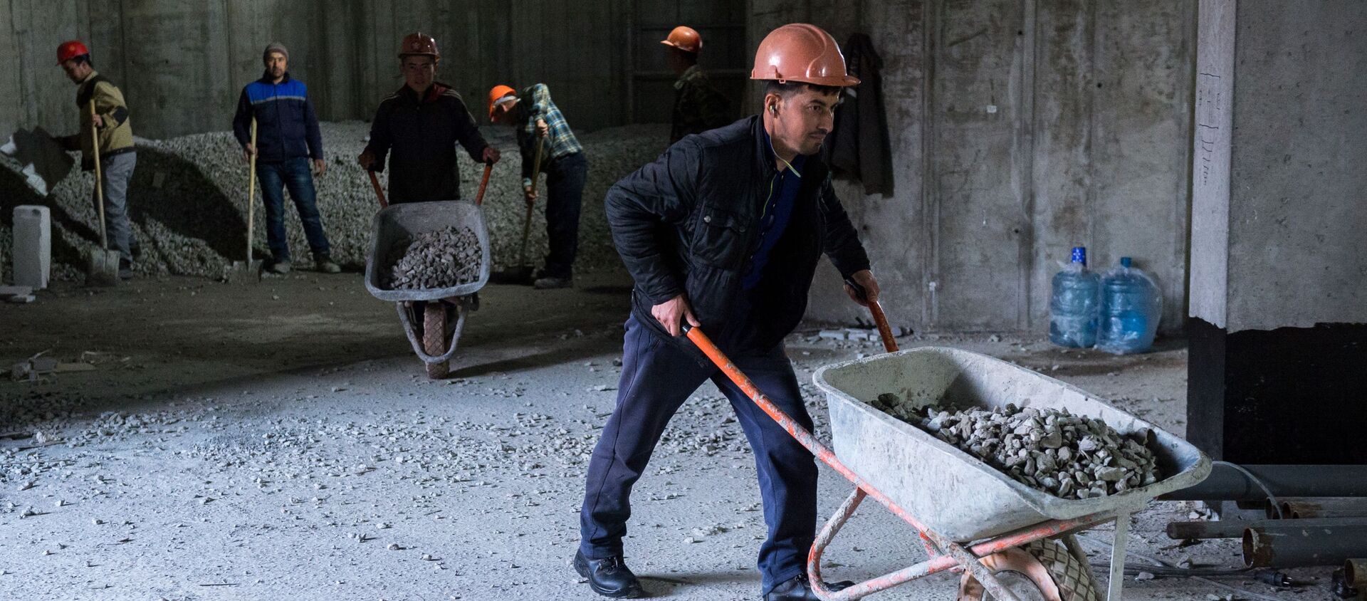 Рабочие во время строительства - Sputnik Узбекистан, 1920, 19.05.2019