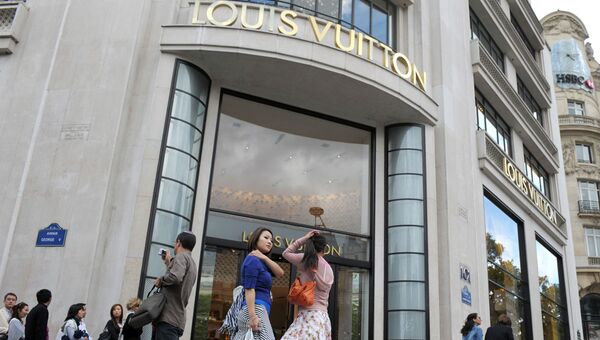 Люди стоят перед магазином французского производителя кожаных изделий Louis Vuitton - Sputnik Узбекистан