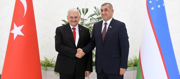 Бинали Йилдирим и Нигматулла Йўлдошев Бинали Йилдирим и Нигматулла Йўлдошев - Sputnik Ўзбекистон