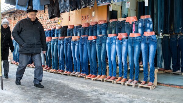 Торговля джинсами на китайском рынке. - Sputnik Узбекистан