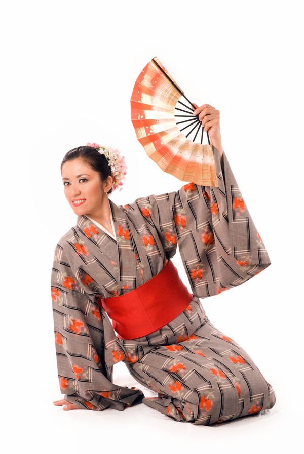 Как артистка балета из Маргилана учит жителей Петербурга танцевать - Sputnik Узбекистан