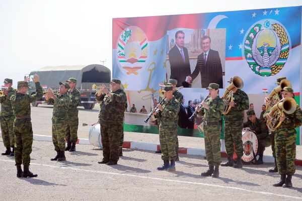 Совместные военные учения Узбекистана и Таджикистана - Sputnik Узбекистан