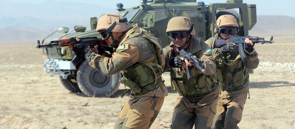 Совместные военные учения Узбекистана и Таджикистана Совместные военные учения Узбекистана и Таджикистана - Sputnik Узбекистан