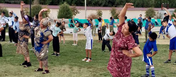 Массовые занятия утренней гимнастикой в Ташкенте - Sputnik Узбекистан